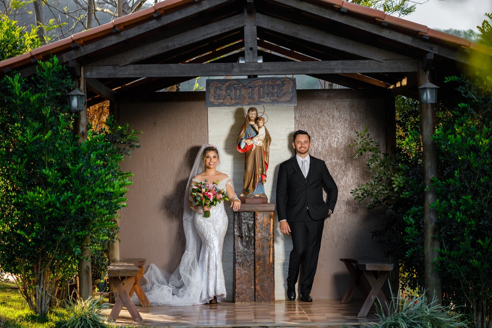Fotos pós wedding no Vale da Misericórdia em Itaúna de Sabrina e Marcelo - Foto Demetrio Laurentys - Vestido Zephora