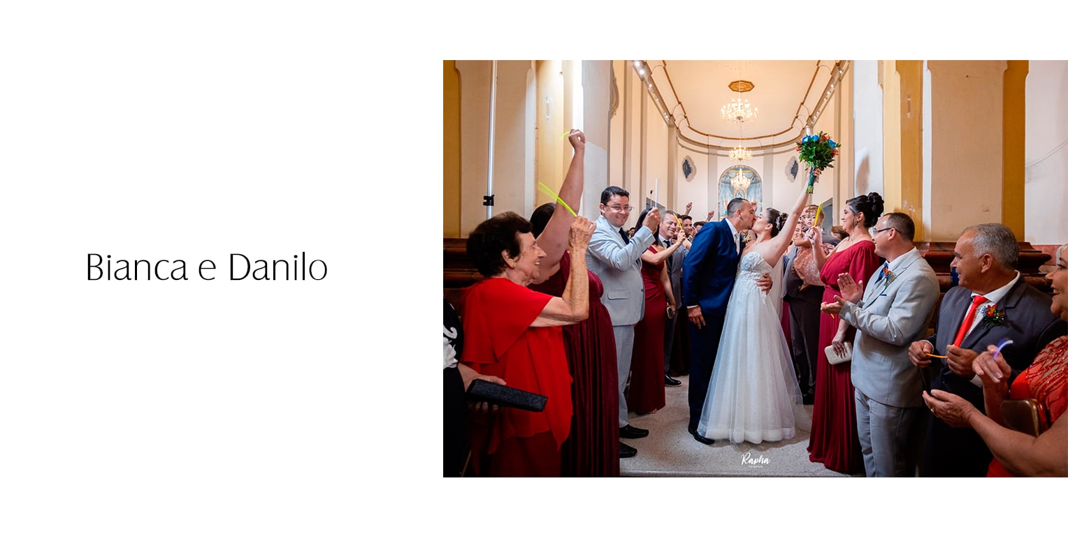 O vestido de noiva escolhido foi um tomara que caia com saia fluida, detalhes em rendas florais e arabescos, bordados sutis e uma delicada sobreposição de tule sobre a renda. Um vestido que traduzia leveza, romantismo e a personalidade de Bianca.