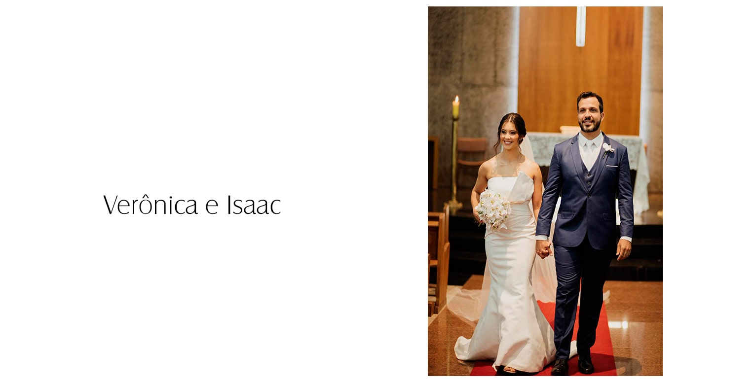 Ela vestiu seu vestido de noiva tomara que caia, modelagem sereia, com detalhes de pregas no busto e cintura, formando uma belíssima assimetria. O toque final: a chegada triunfal em um fusca amarelo, pronto para levá-la ao encontro do seu amor.