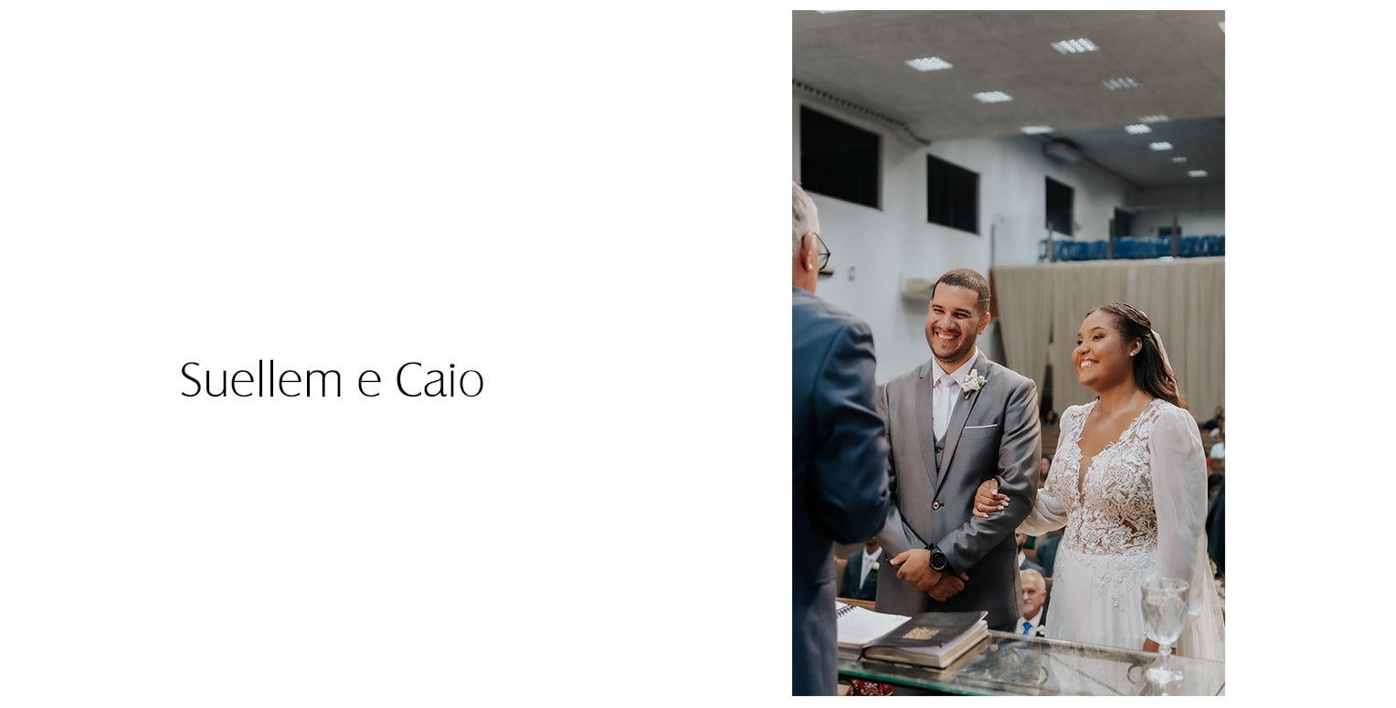 O modelo escolhido não poderia ter sido mais certeiro! Representou nitidamente a personalidade de Suellen. Seu vestido de noiva esbanjava sofisticação, elegância e leveza, com riqueza de detalhes: mangas longas, aplicações em renda em todo o busto, saia fluida e os charmosos botões de pérola. Para compor o visual, ela escolheu um belíssimo buquê de copos-de-leite brancos, penteado semi preso com grinalda de flores e véu.