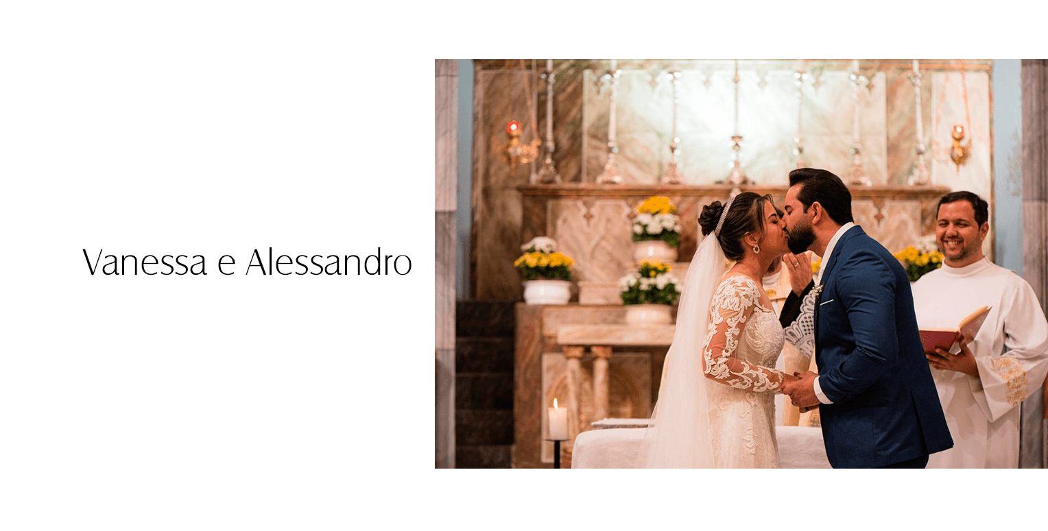 Vanessa estava deslumbrante em um vestido de noiva extremamente delicado, repleto de detalhes, com mangas longas, aplicações de renda em toda a peça e decote na frente e nas costas. O charme ficou por conta da composição final, com o coque que valorizava o colo e a maquiagem que realçava ainda mais o seu olhar.