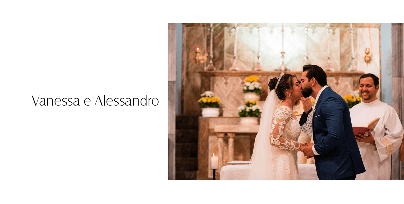 Vanessa escolheu um vestido de noiva evasê, de mangas longas, com decote profundo na frente e nas costas, rico em detalhes, com aplicações de rendas rebordadas em toda a peça e forro em renda chantilly. O suspiro ao vê-la vestida de noiva era inevitável: ela traduzia exatamente como sempre sonhou se sentir.