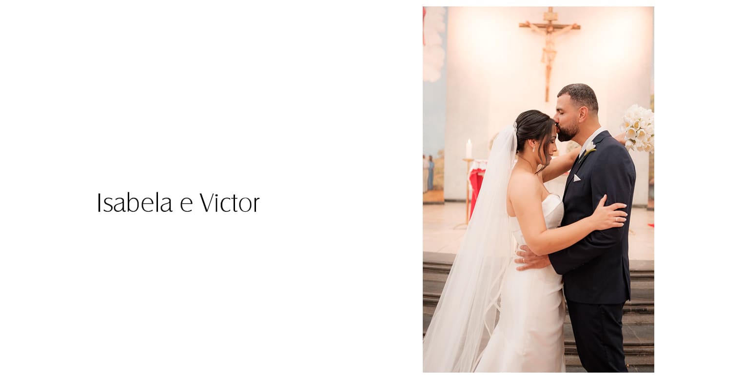 Sua escolha foi impecável: um vestido de noiva tomara que caia em alfaiataria, com modelagem precisa e tecido luxuoso, estilo sereia, com pregas na cintura e fenda central. O charme da composição ficou por conta do véu com acabamento em viés.