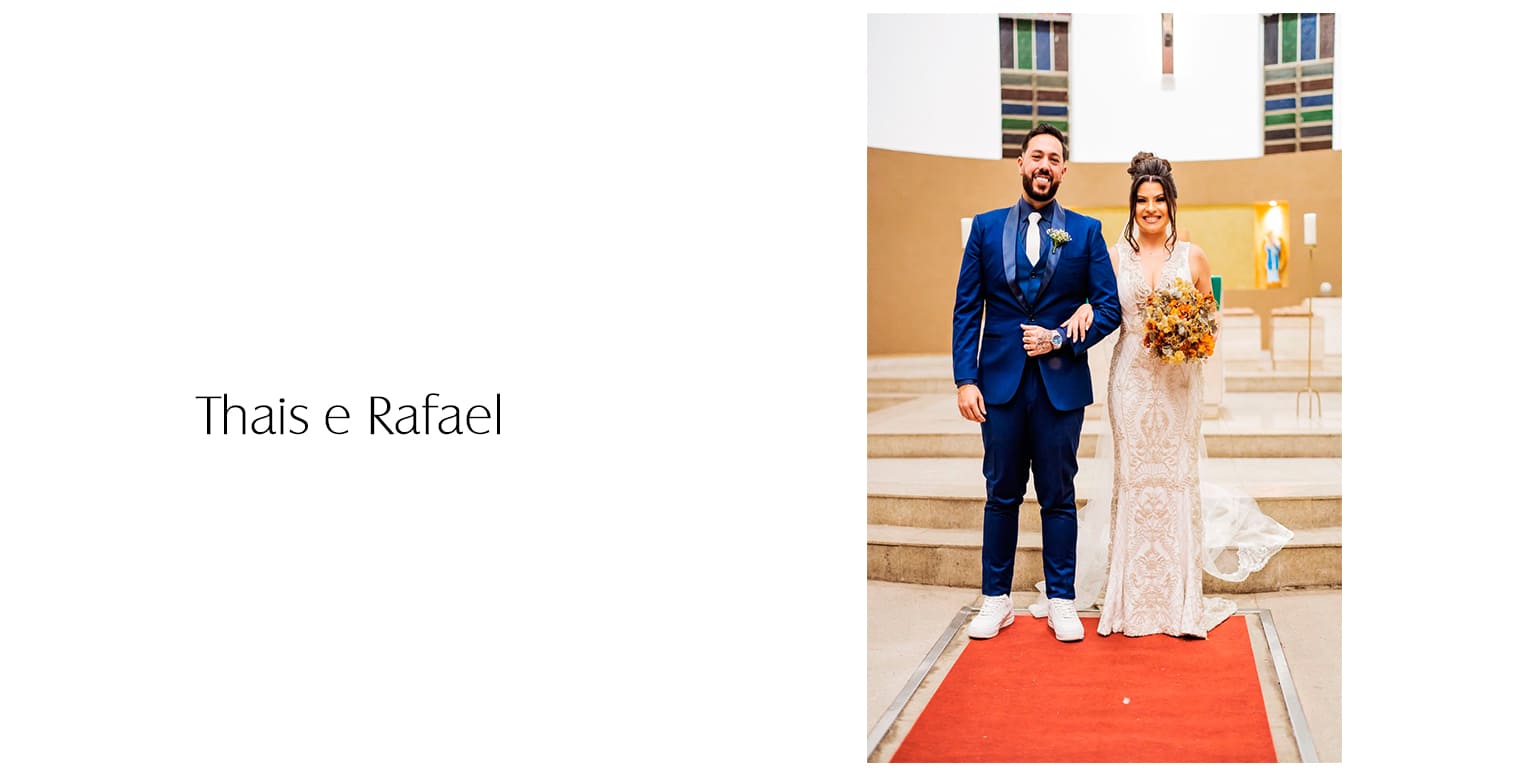 Ela escolheu um vestido de noiva no estilo sereia, justo ao corpo, valorizando suas curvas e silhueta. O modelo apresenta decote profundo em “V” na frente e nas costas, transparências laterais que afinam a cintura e é inteiramente bordado com vidrilhos luxuosos e importados, formando desenhos de arabescos e flores desde o decote até a barra, com um acabamento rico e minucioso. Para o grande dia, a composição foi finalizada com uma mantilha em renda com arabescos nas pontas, buquê de flores desidratadas, coque alto e volumoso que trouxe imponência, além de uma delicada grinalda sob o penteado, proporcionando um toque sutil de brilho.