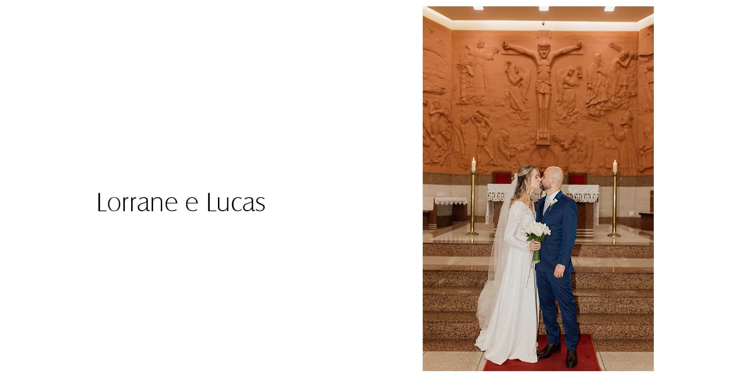 Lorrane escolheu um vestido de noiva com mangas longas, corpinho inteiramente rendado com delicados arabescos, decote em V, saia fluida em alfaiataria e um cinto com aplicações de cristais, que trouxe ainda mais charme e sofisticação ao modelo.