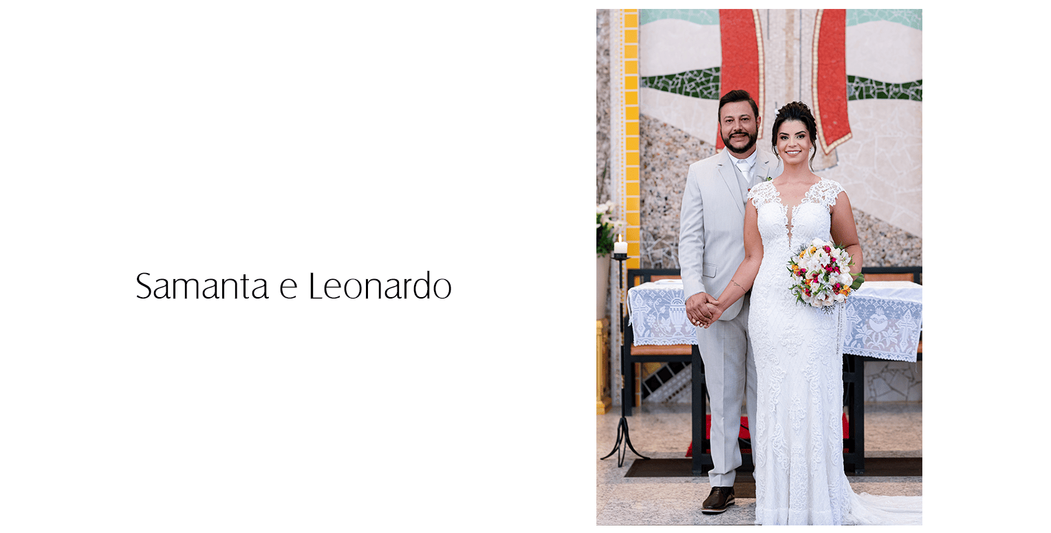 vestido de noiva sereia, com decote em "V" profundo na frente e nas costas, inteiramente revestido por bordados quadriculados e aplicações de rendas florais e arabescos.