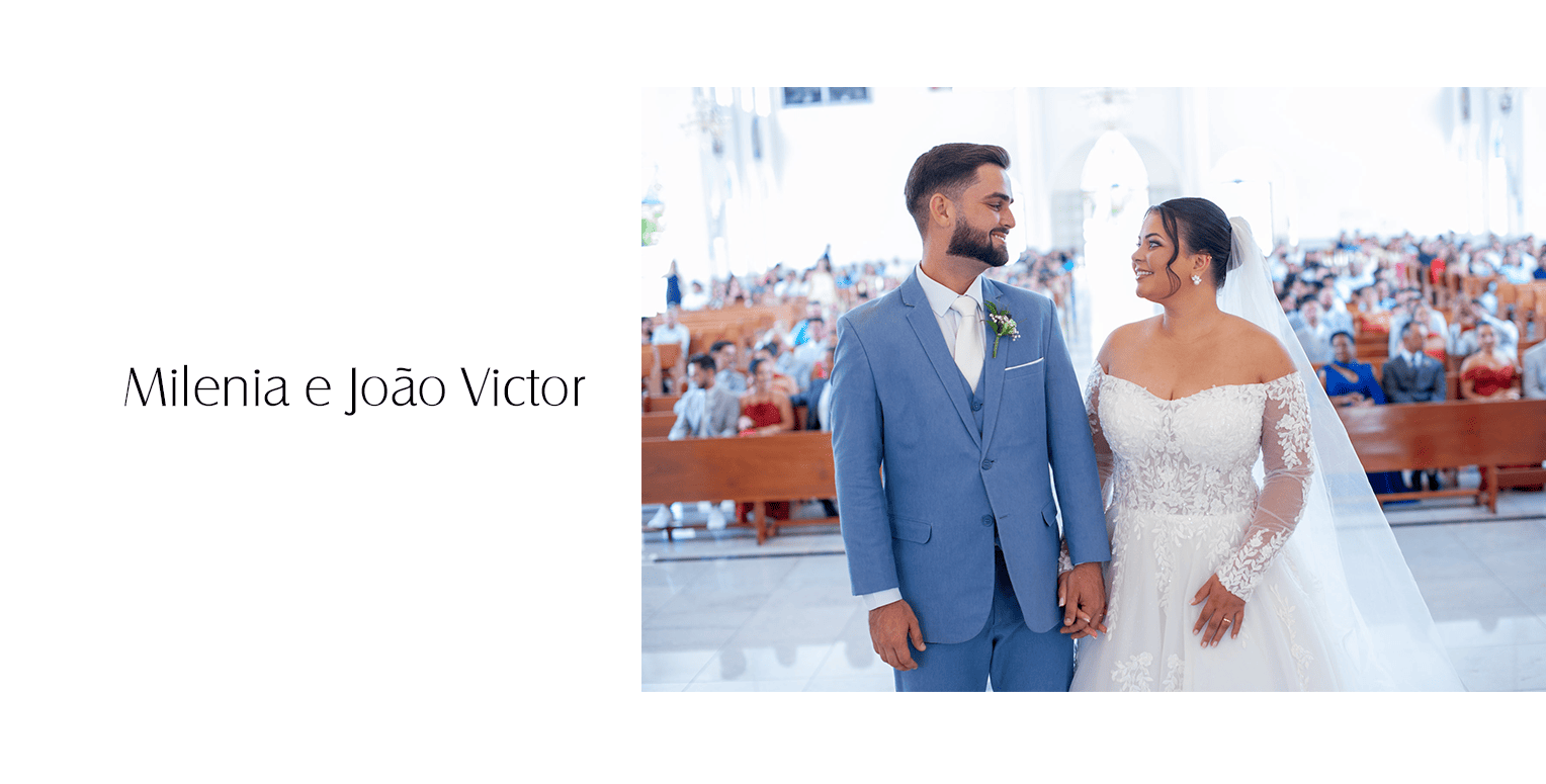 Ela preferiu um vestido de noiva ombro a ombro, com mangas longas e saia fluida evasê em tule. O modelo apresentava aplicações de renda em folhas e arabescos por toda a peça, com maior concentração no busto e detalhes delicados na saia, e barrado rendado. Além de charmoso, o vestido estava extremamente condizente com o restante da produção de Milenia.